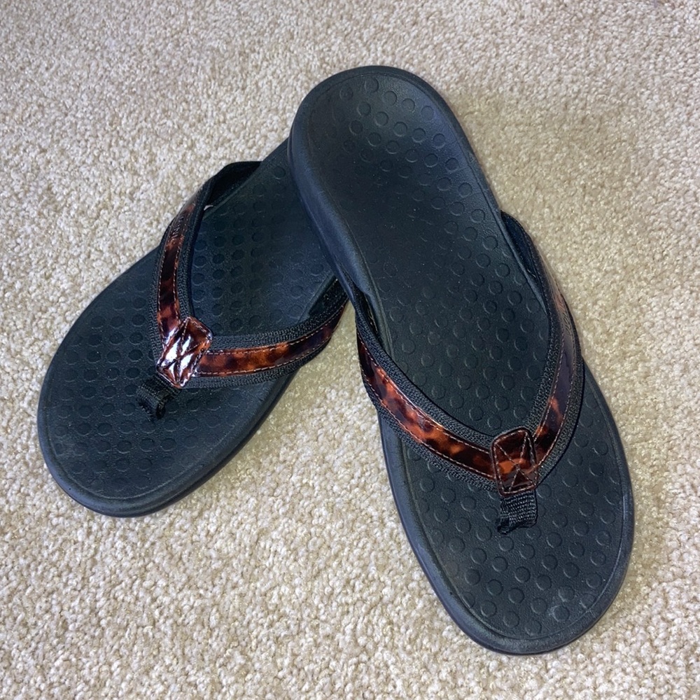 Vionic Size 8 Tortoiseshell, print straps.  Only worn a few times!